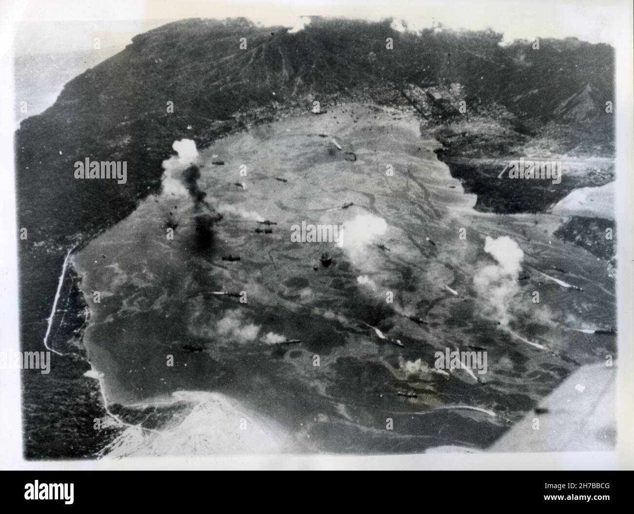 Das Foto zeigt japanische Schiffe, die im Hafen von Rabaul getroffen wurden und andere, die flüchteten, als amerikanische Flugzeuge auf Trägerbasis mit Torpedos und Bomben abfielen. Der US-amerikanische Navy-Fotograf Paul T. Barnett, die Fotografen Mate, First Class, von Corpus Christi, Texas, Hat sein Leben verloren, als er dieses Foto machte. Die Torpedo- und Tauchbomber-Flugzeuge fuhren nach dem Angriff nach Hause, aber Barnetts Fotoflugzeug, begleitet von zwei Kämpfern, fuhr wiederholt über den Hafen, um Fotos von Geheimdiensten zu sammeln. Acht japanische Zero-Flugzeuge stürzten summutaneously darauf, und eine Kugel tötete Barnett, der über seiner Kamera tot fiel. Februar Stockfoto