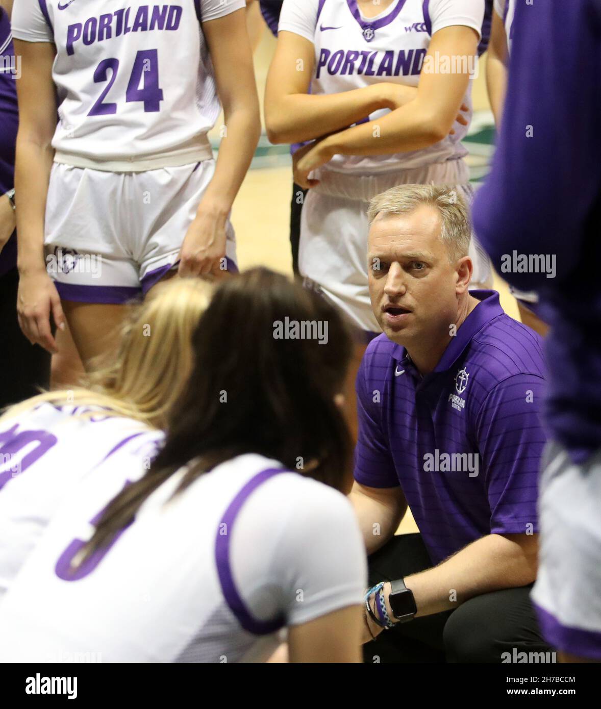 21. November 2021 - Michael Meek, Cheftrainer der Portland Pilots, gibt während eines Spiels zwischen den Portland Pilots und den A&M Lady Panthers der Präriie View Während des Bank of Hawaii Classic in der simplifi Arena im Stan Sheriff Center in Honolulu, HI, Anweisungen Stockfoto