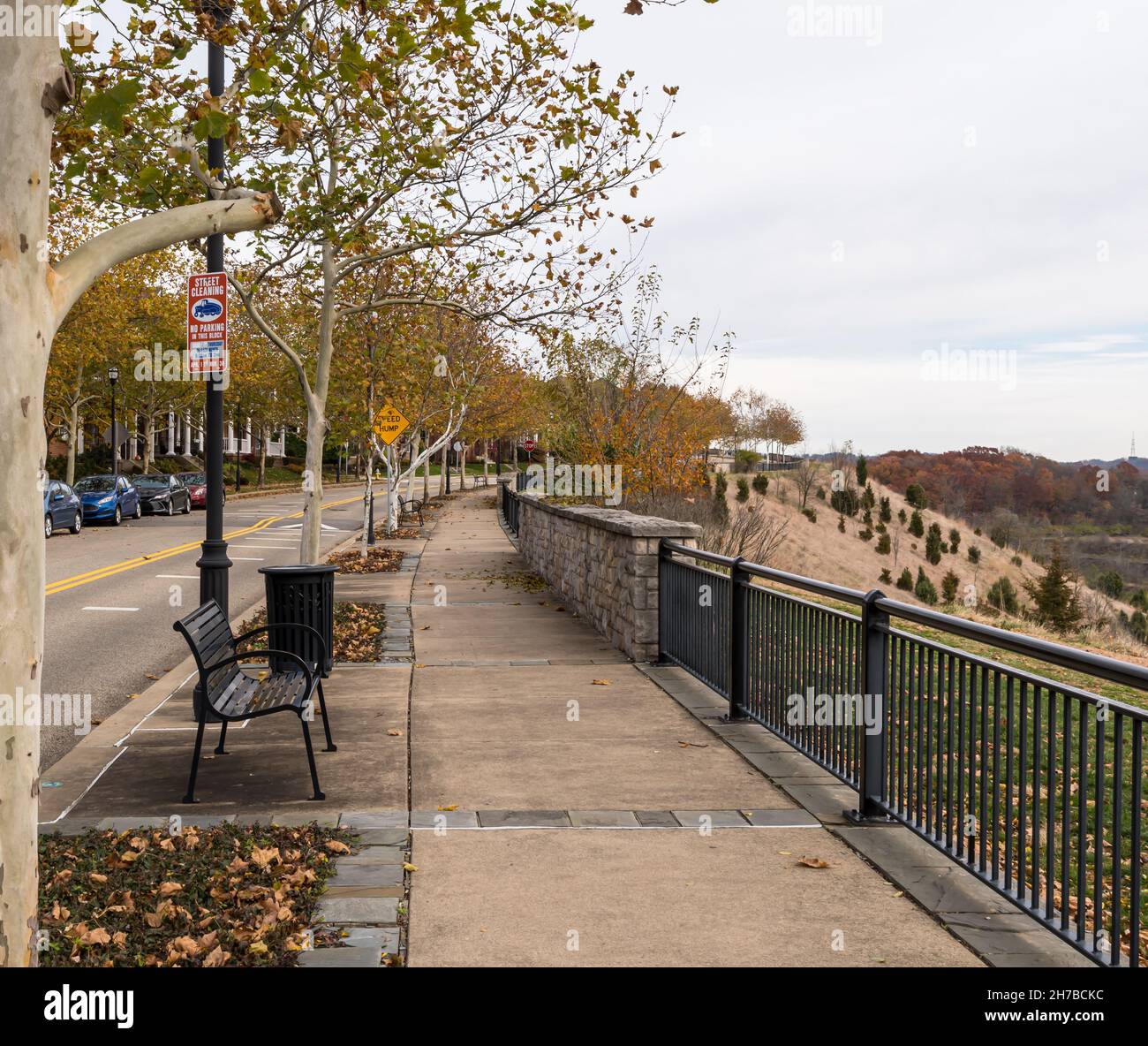 Ein von Bäumen gesäumter Bürgersteig neben dem Parkview Boulevard im Summerset-Viertel an einem Herbsttag in Pittsburgh, Pennsylvania, USA Stockfoto