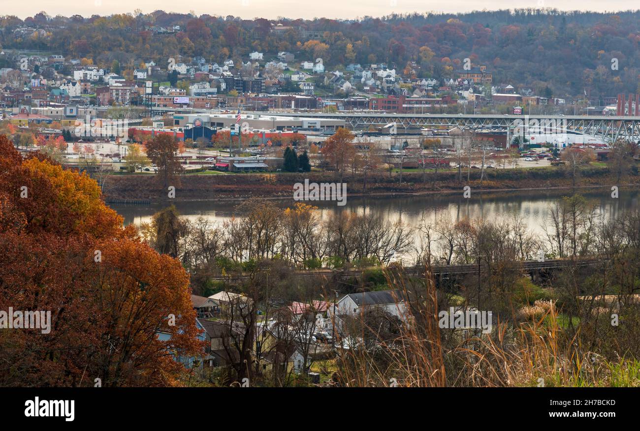 Die Homestead Grays Bridge über den Monongahela River führt in den Waterfront Shopping Complex in Pittsburgh, Pennsylvania, USA Stockfoto