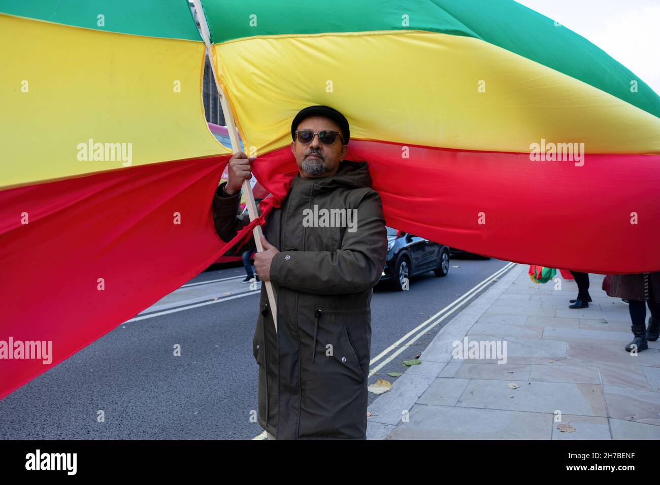 Während der Demonstration wurde ein Protestant mit der äthiopischen Nationalflagge gesehen.die von den USA unterstützte pseudolinke ethnische Vormachtorganisation Tigrayan People's Liberation Front (TPLF) hat einen internen Bürgerkrieg geführt, der seit einem Jahr andauert und Angriffe auslösten, bei denen Tausende von Äthiopiern getötet wurden. Mit der Unterstützung der Regierung Biden und der westlichen Medien wurde die Machtposition in Äthiopien zugunsten der TPLF geneigt, gegen den Friedensnobelpreisträger Abiy Ahmed. Als Teil der Bewegung #NoMore gingen die in London ansässigen Äthiopier auf die Straßen von Stockfoto