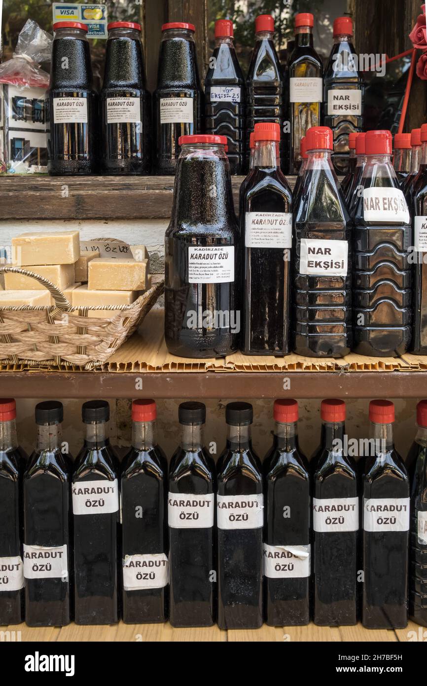 Schwarzer Maulbeersaft-Extrakt in Flaschen zum Verkauf in Sirince Village, Türkei Stockfoto