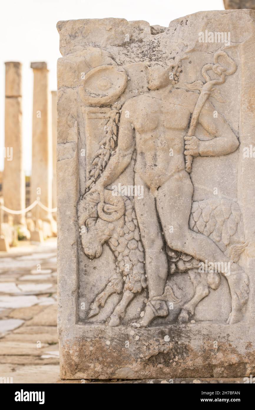 Altes Flachrelief in der antiken Stadt Ephesus, Türkei. Stockfoto