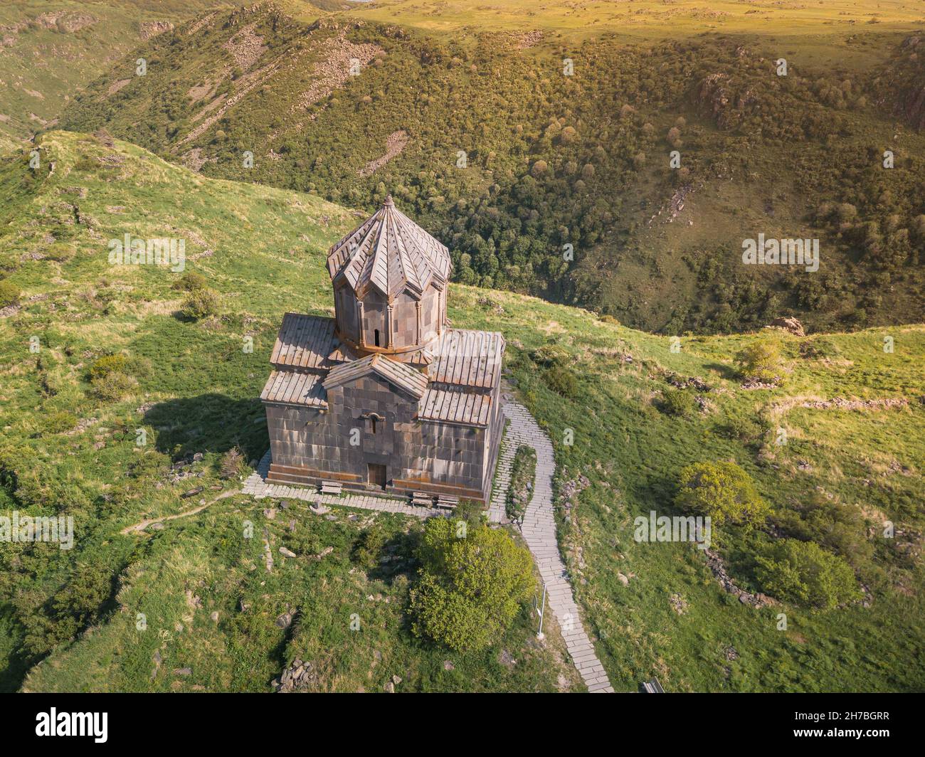 Luftdrohnenansicht der berühmten Vahramashen Kirche in der Nähe der Festung Amberd in Armenien. Reise- und Sightseeing-Konzept Stockfoto