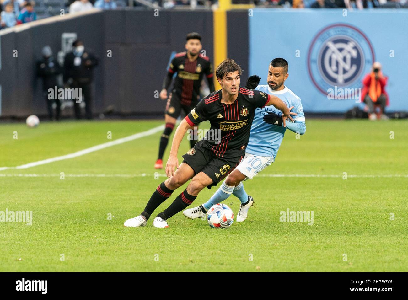 New York, NY - 21. November 2021: Maximiliano Moralez (10) von NYCFC und Santiago Sosa (5) von Atlanta United kämpfen während der ersten Runde des MLS Cup im Yankee-Stadion um den Ball Stockfoto