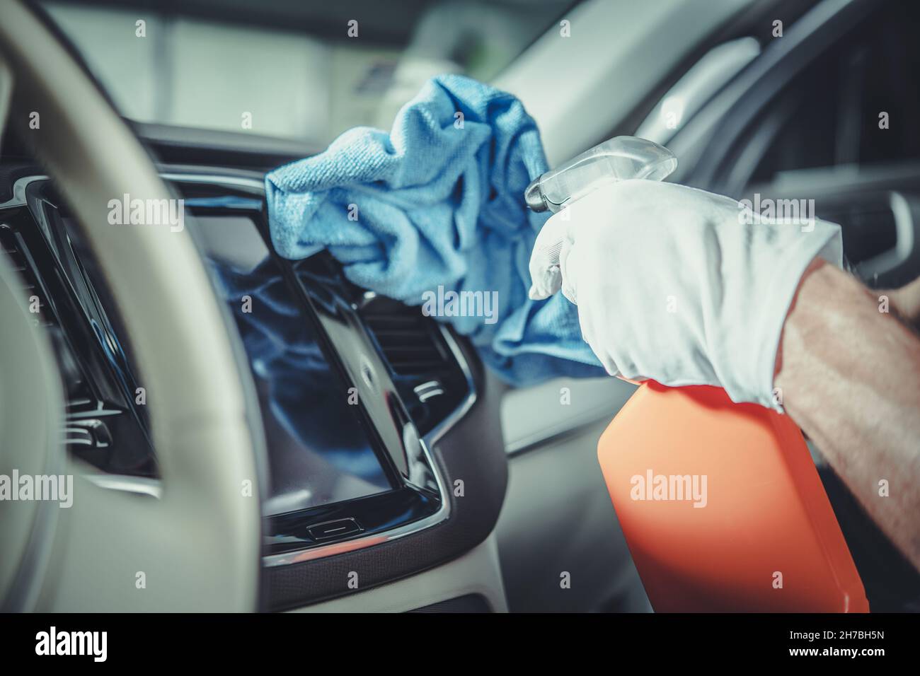 Men Reinigung Modernes Auto Dashboard Mit Speziellen Reinigungsmittel. Wartung Des Fahrzeuginnenraumfahrzeugs. Stockfoto