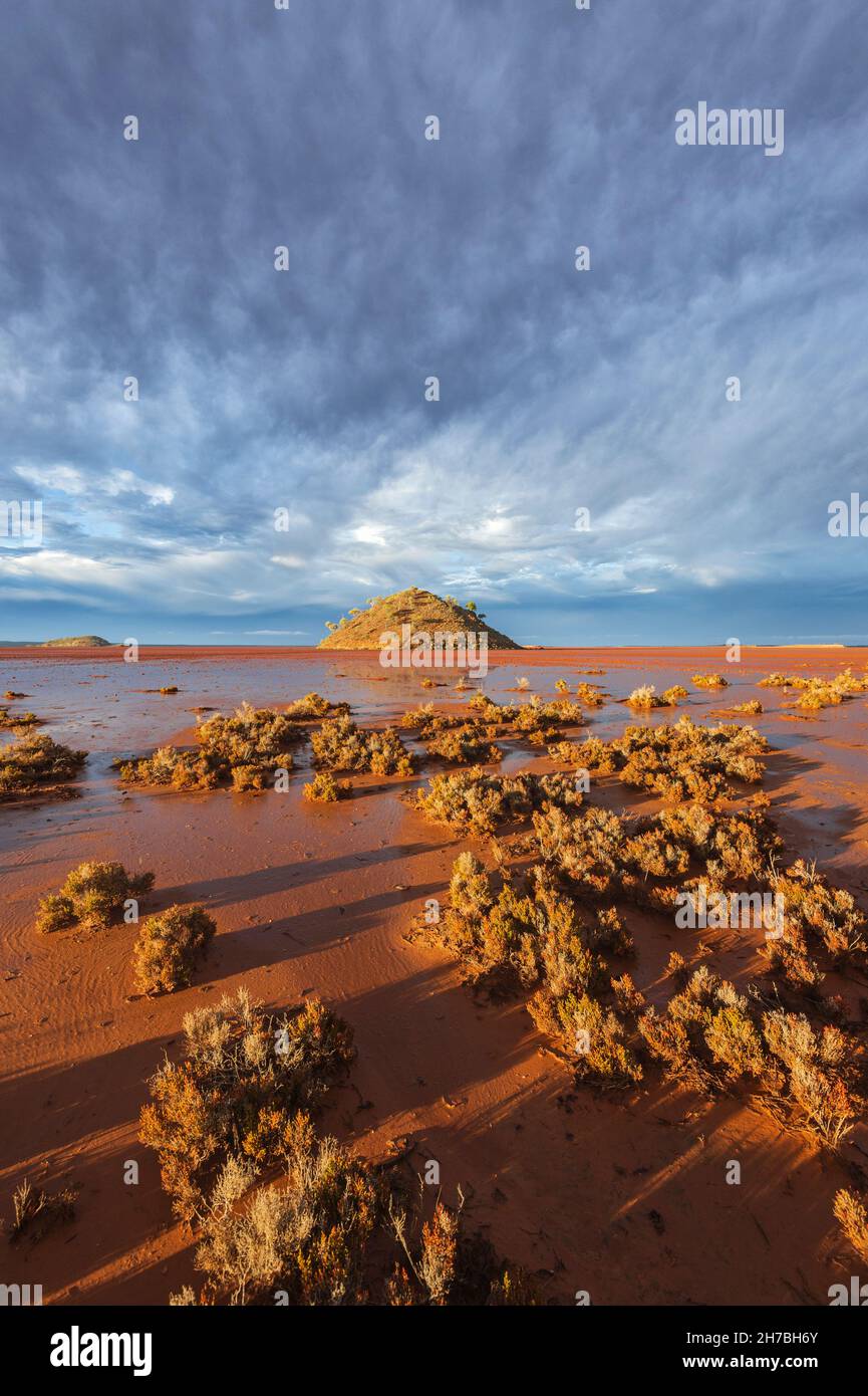 Vertikaler Blick auf den dramatischen Himmel und das goldene Licht während eines Sturms über dem Lake Ballard, Western Australia, WA, Australien Stockfoto