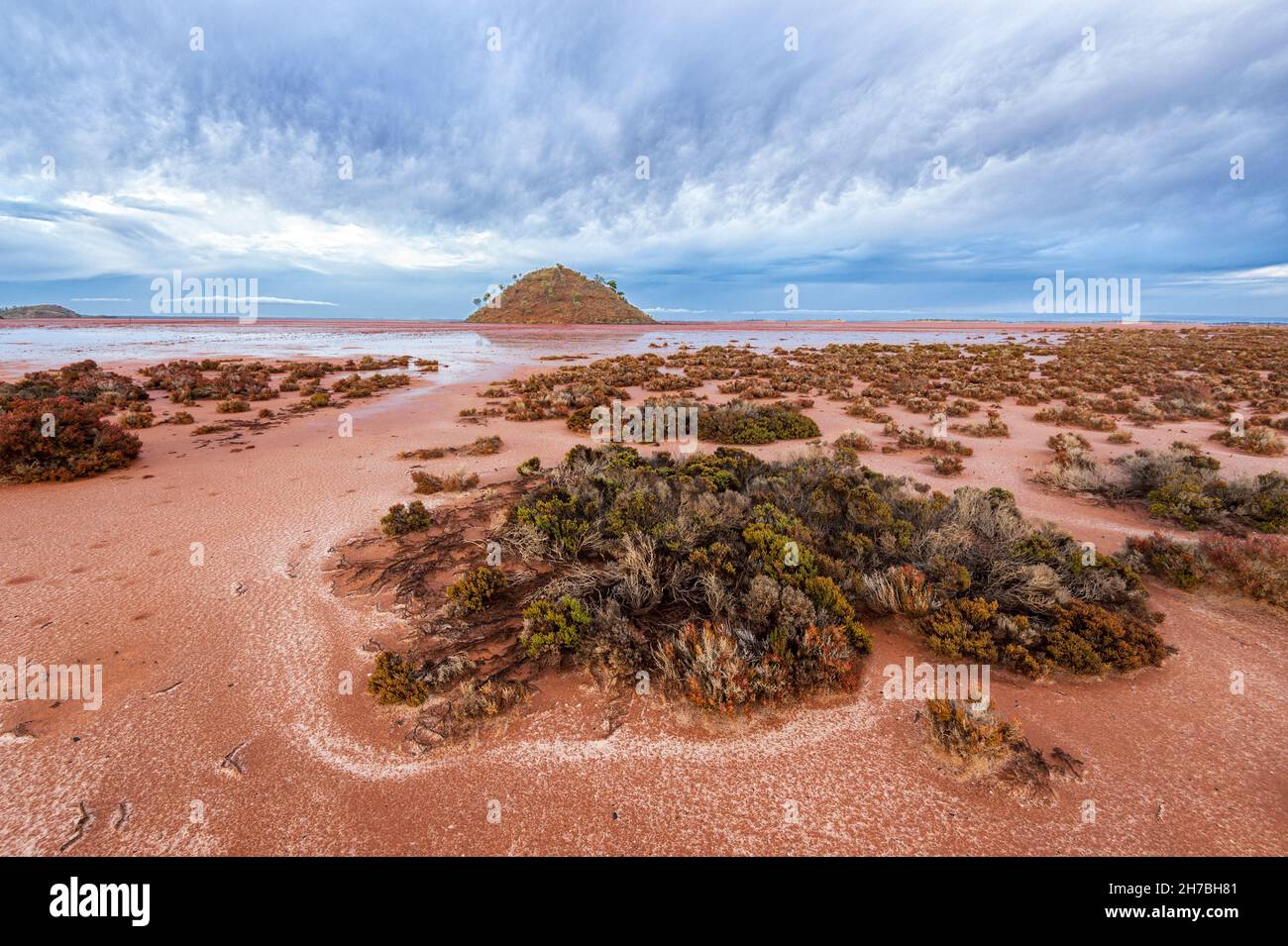 Spektakulärer Blick auf den dramatischen Himmel und den rosa Boden während eines Sturms über dem Lake Ballard, Western Australia, WA, Australien Stockfoto