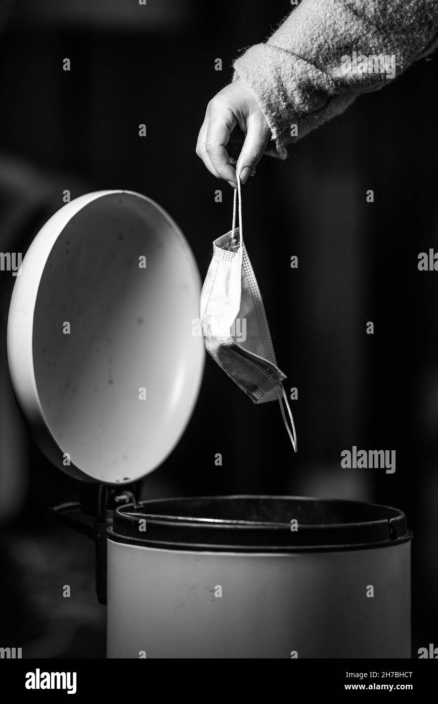 Maske in Mülleimer, Müll, Müll und Müll. Eine Sicherheitsmaske in Australien übersäen Stockfoto