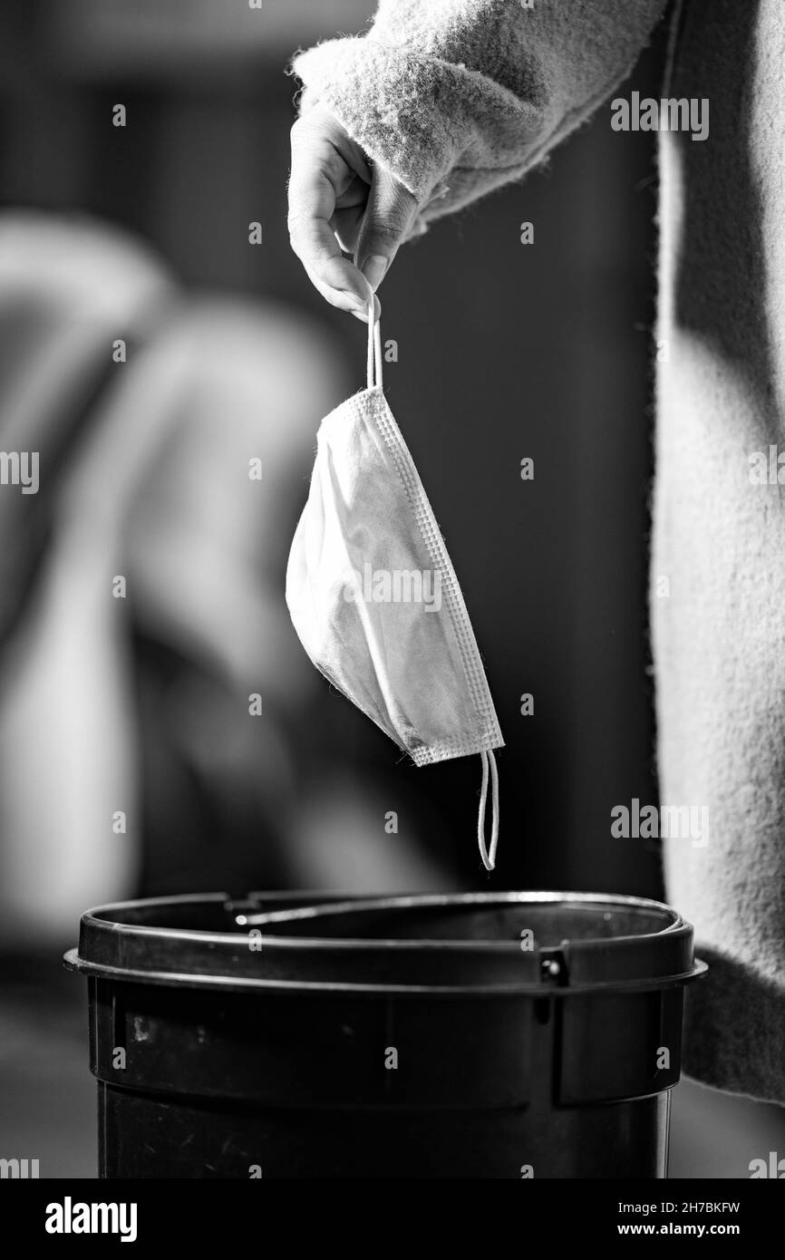 Maske in Mülleimer, Müll, Müll und Müll. Eine Sicherheitsmaske in Australien übersäen Stockfoto