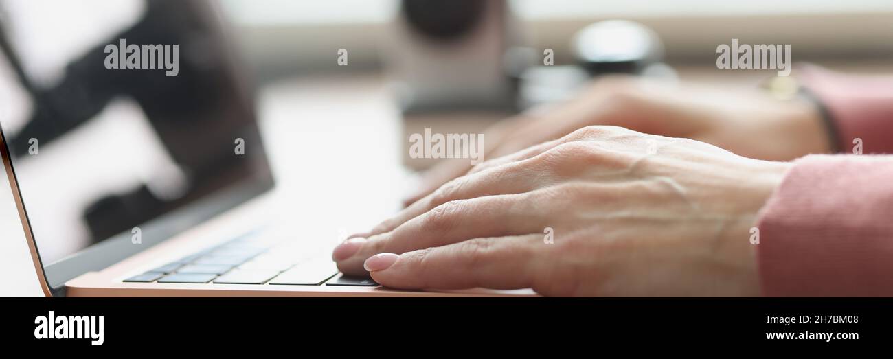 Weibliche Hände tippen auf Laptop-Tastatur Nahaufnahme Stockfoto