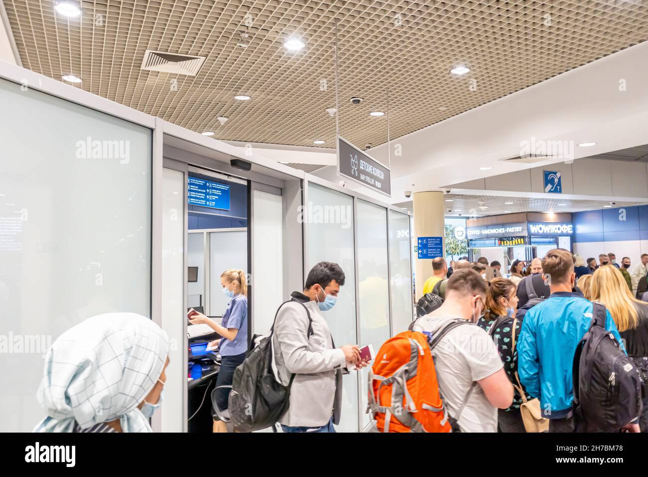 Passagiere mit Gesichtsmasken in der Schlange am Gate 1A, um auf den Flug im Flughafen Domodedovo, DME, Moskau, Russland zu steigen Stockfoto