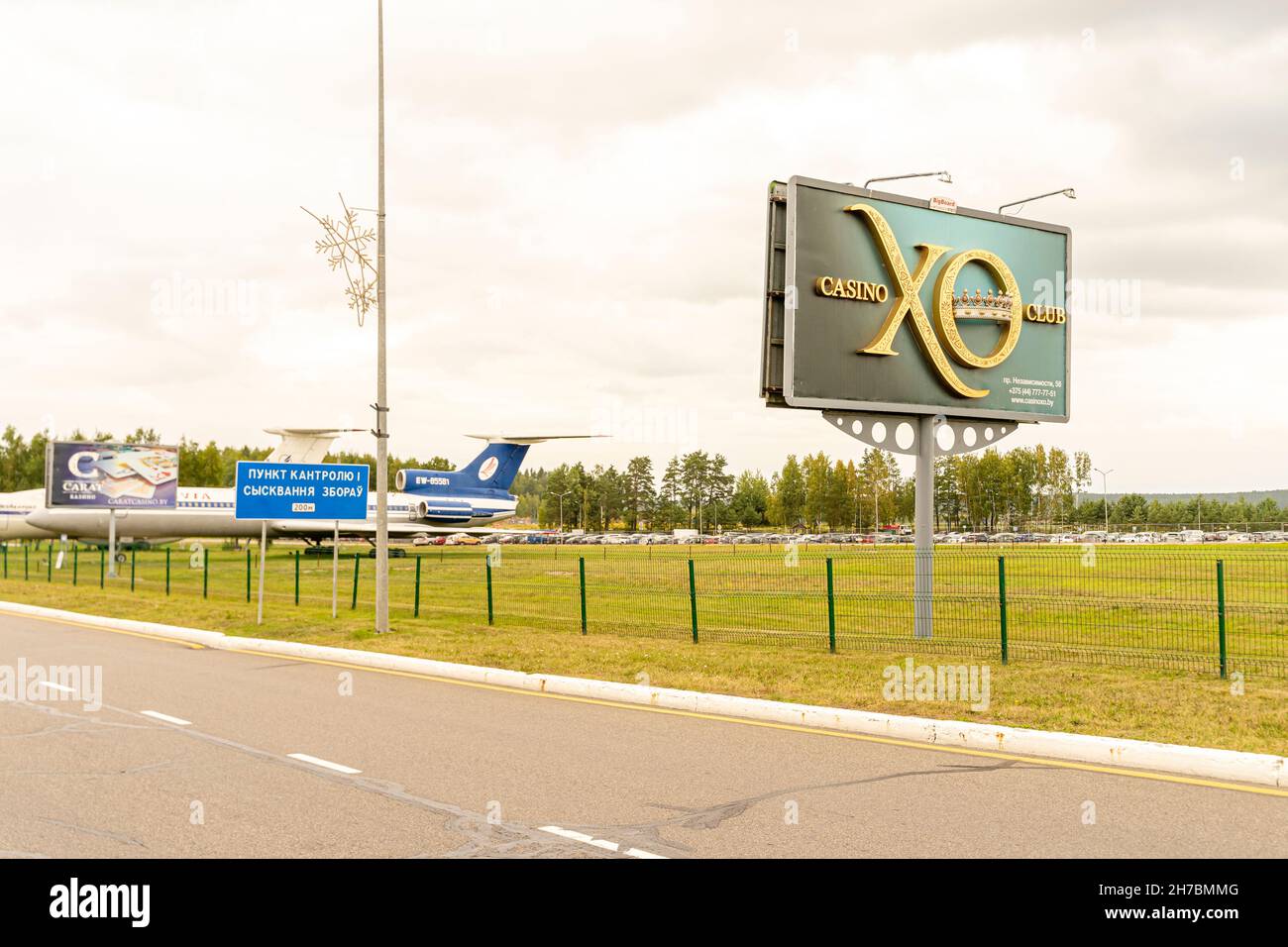 Außenwerbung mit Werbung für das XO Casino, die entlang der Straße nach Minsk, der Hauptstadt von Belarus, aufgestellt wird. Stockfoto
