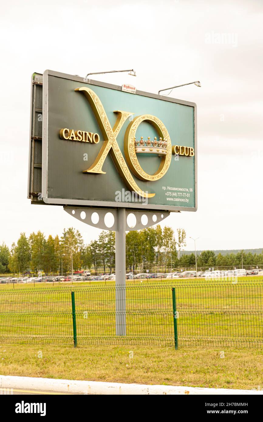 Außenwerbung mit Werbung für das XO Casino, die entlang der Straße nach Minsk, der Hauptstadt von Belarus, aufgestellt wird. Stockfoto