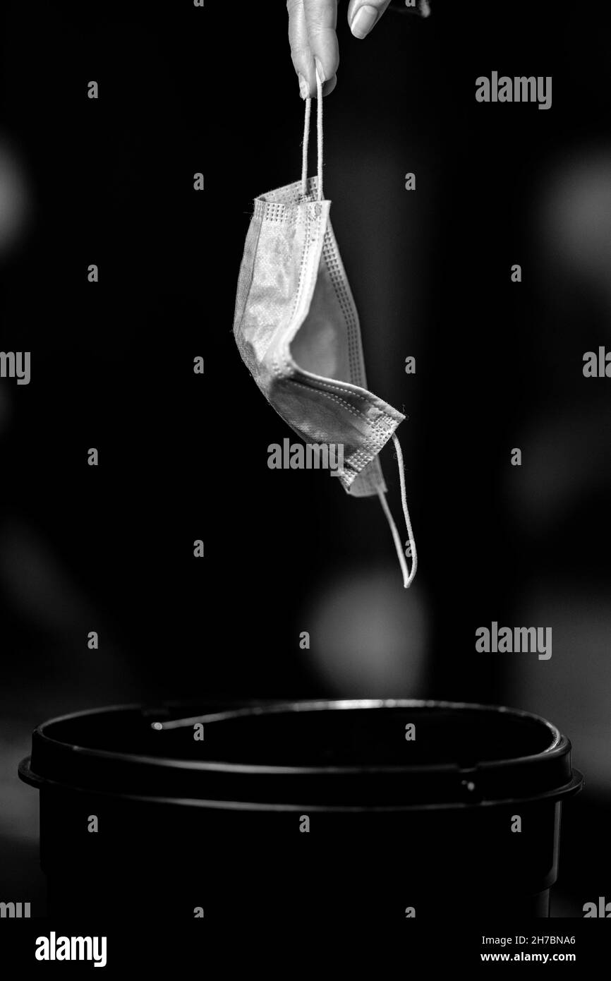 Maske in Mülleimer, Müll, Müll und Müll. Eine Sicherheitsmaske in Australien übersäen Stockfoto