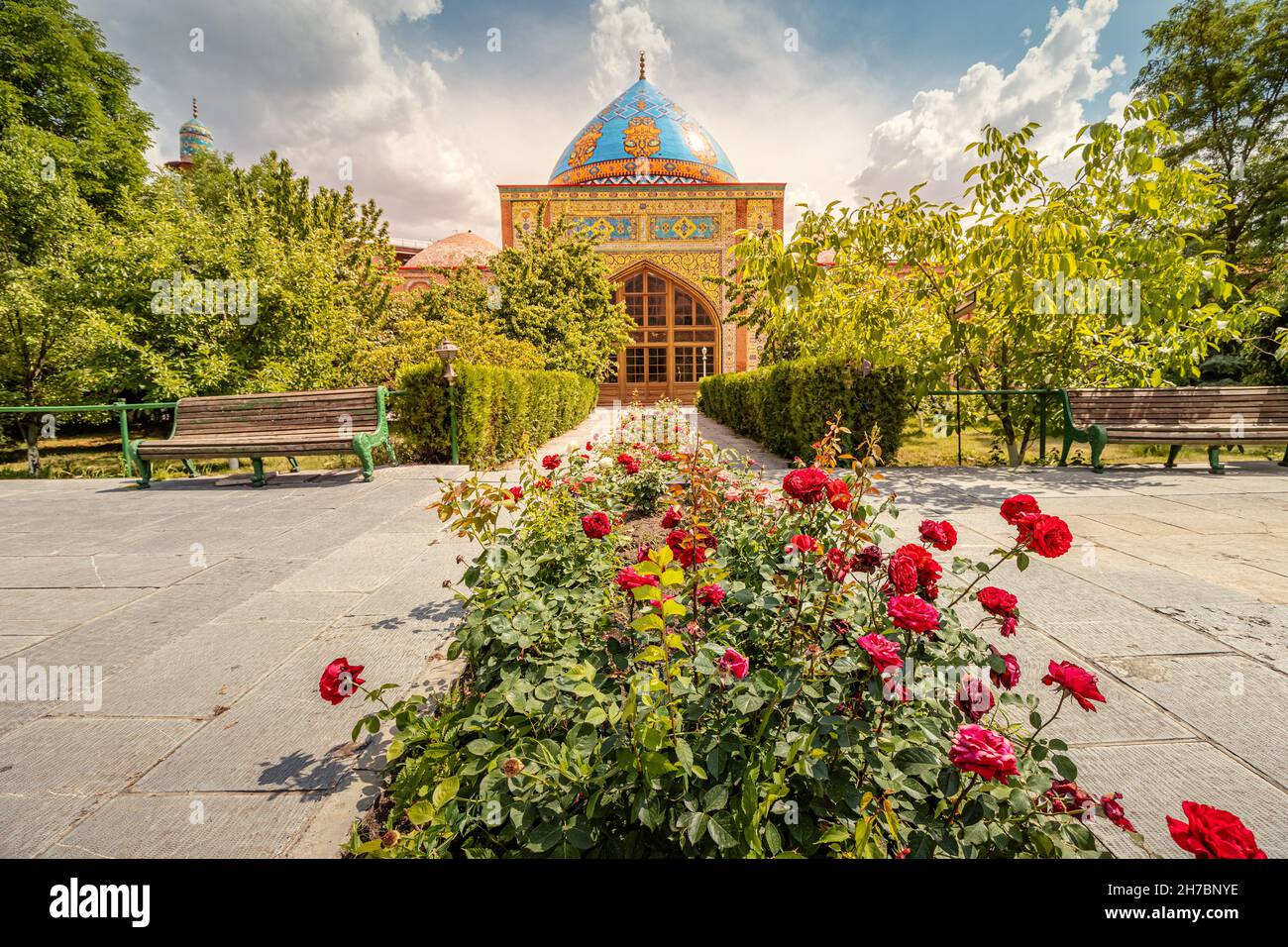Eine beliebte Touristenattraktion in Jerewan ist die Blaue Persische Moschee in einem stimmungsvollen Garten mit Rosen Stockfoto