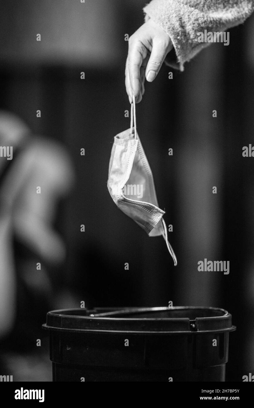 Maske in Mülleimer, Müll, Müll und Müll. Eine Sicherheitsmaske in Australien übersäen Stockfoto