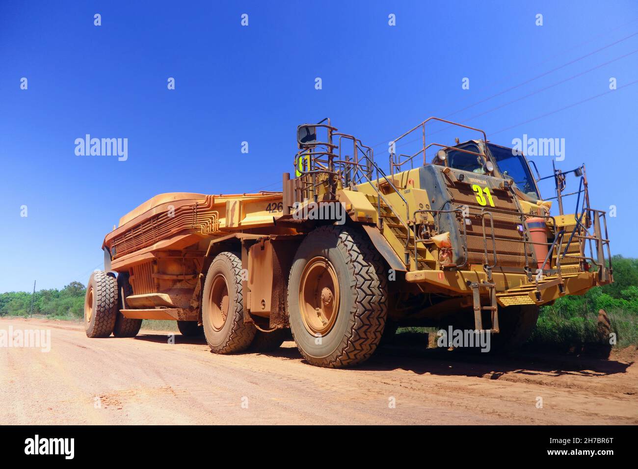 Massiver Haupak-LKW mit Kippanhänger, Adnoom Bauxite Mine, Weipa, Queensland, Australien. Keine PR Stockfoto