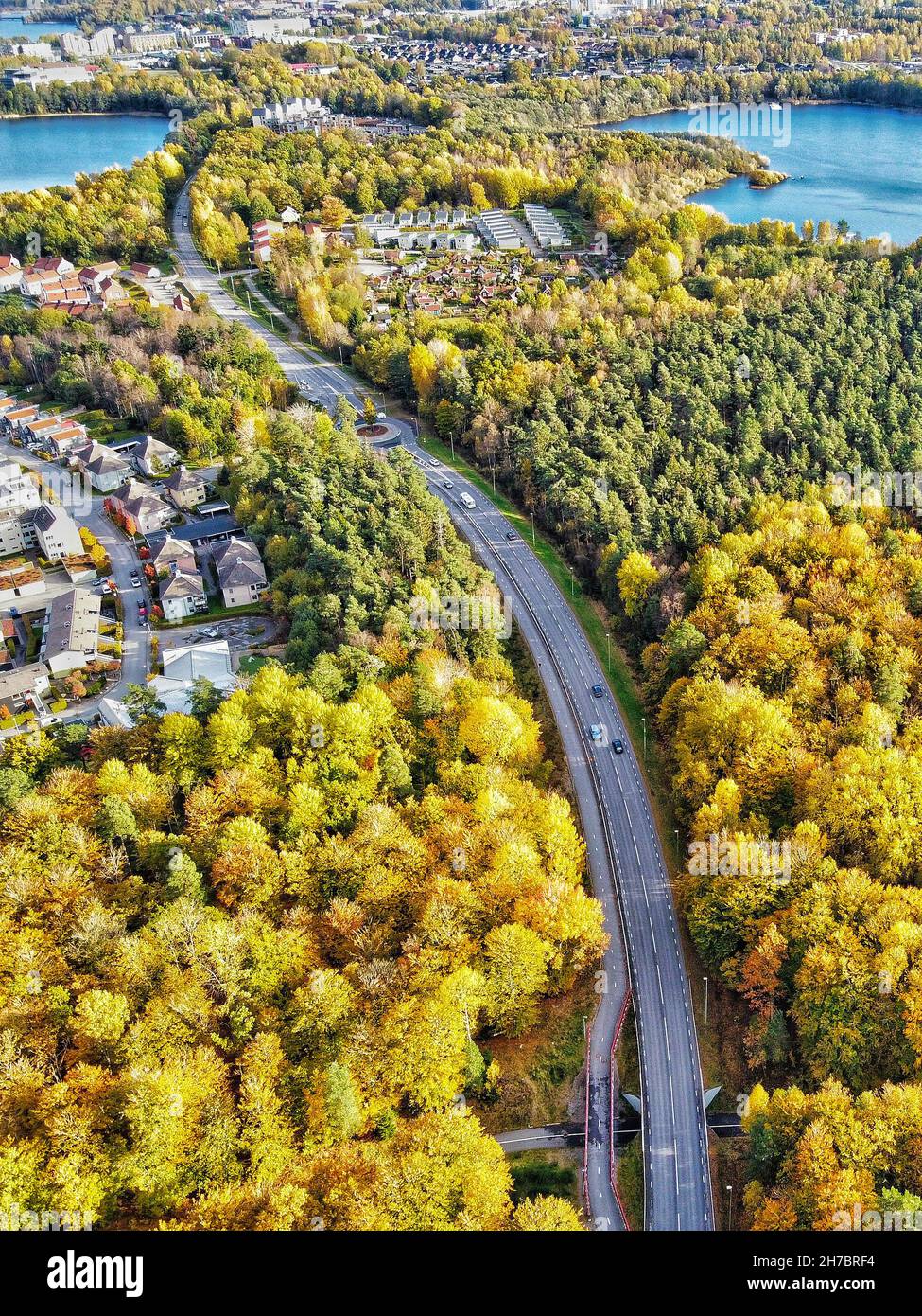 Luftbild der Straße zwischen zwei Seen und Herbst versucht Stockfoto