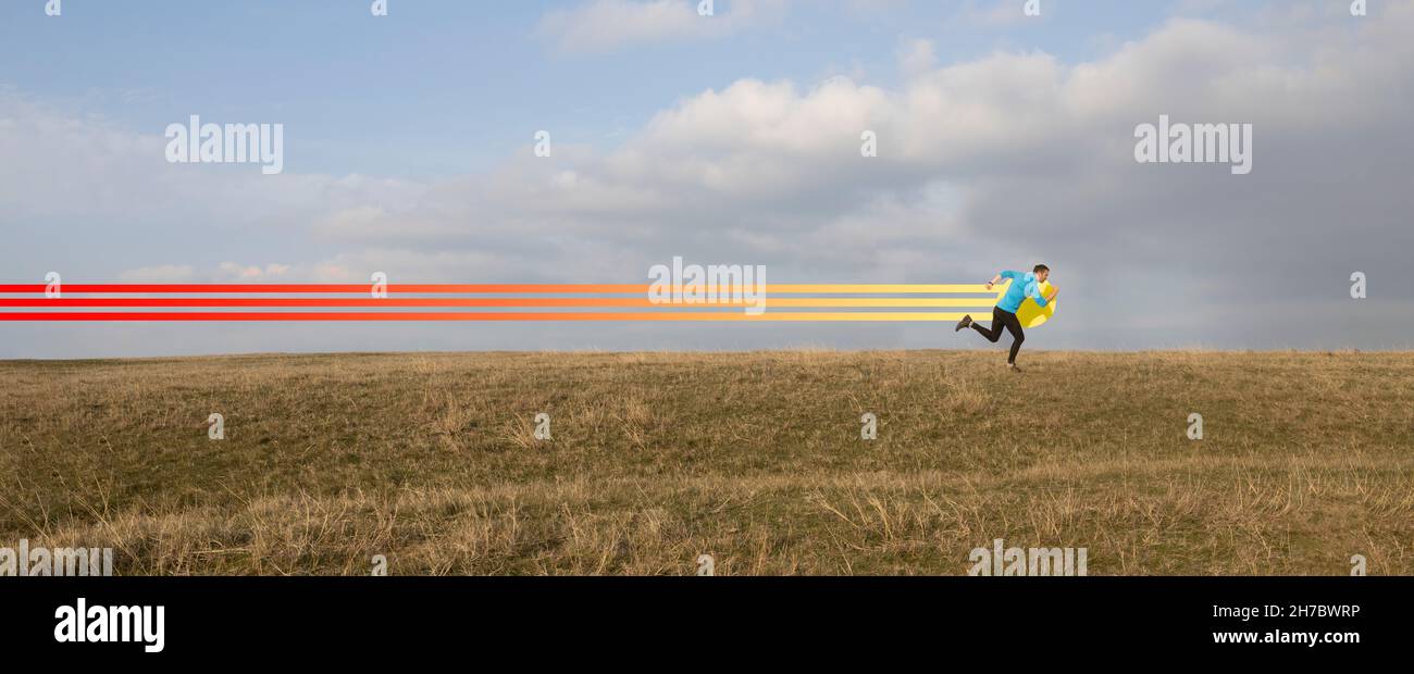 Ein Mann, der schnell auf dem Feld läuft Stockfoto