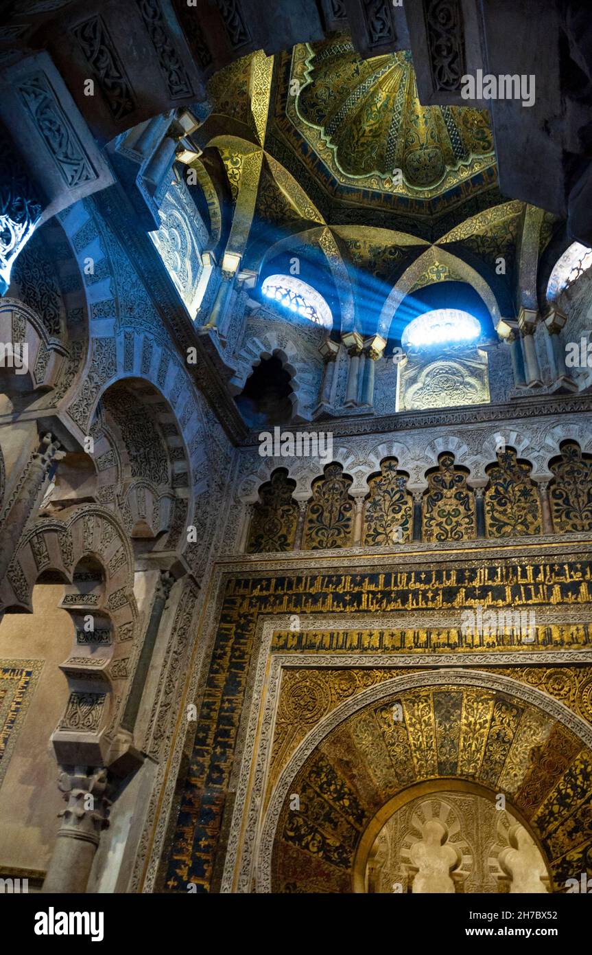 Mosaikkuppel über polylappigen Blindbögen des Mihrab in der Großen Moschee von Córdoba, Spanien. Stockfoto