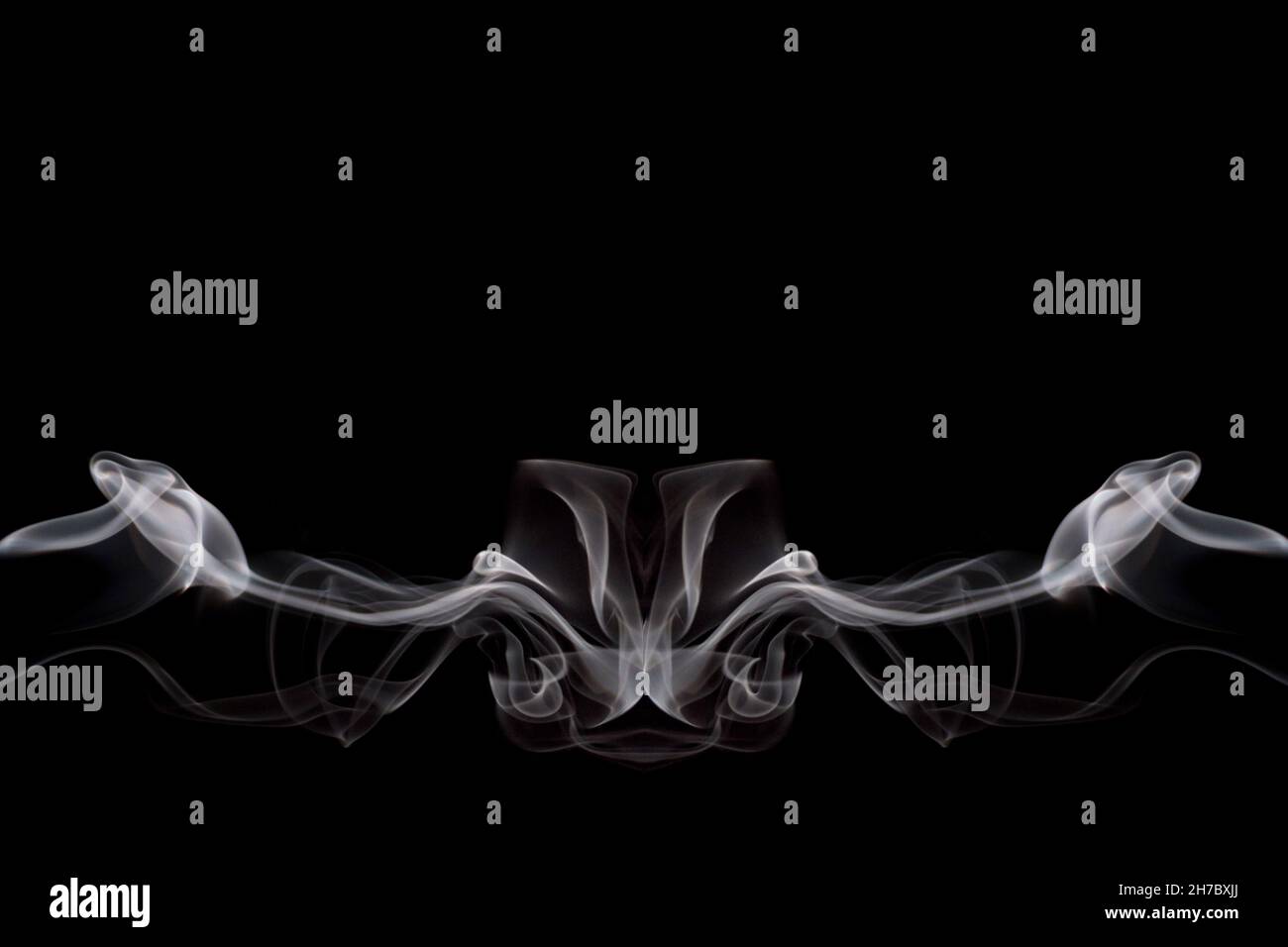 Abstrakte Rauchbewegung auf dunklem Hintergrund. Konzept des alternativen Nikotinrauchens. Verschwommenes Bild warmer, getönter Rauch. Elektronische Zigarette. Verdampfer. Symmetrie. Streaming. Stockfoto