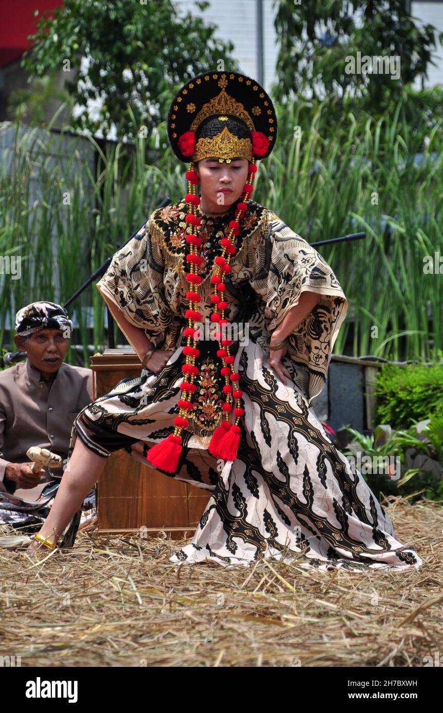 Jakarta, Indonesien - 23. November 2013 : Cirebon Maskentanz Performance im Taman Mini Indonesia Indah, Jakarta - Indonesien Stockfoto