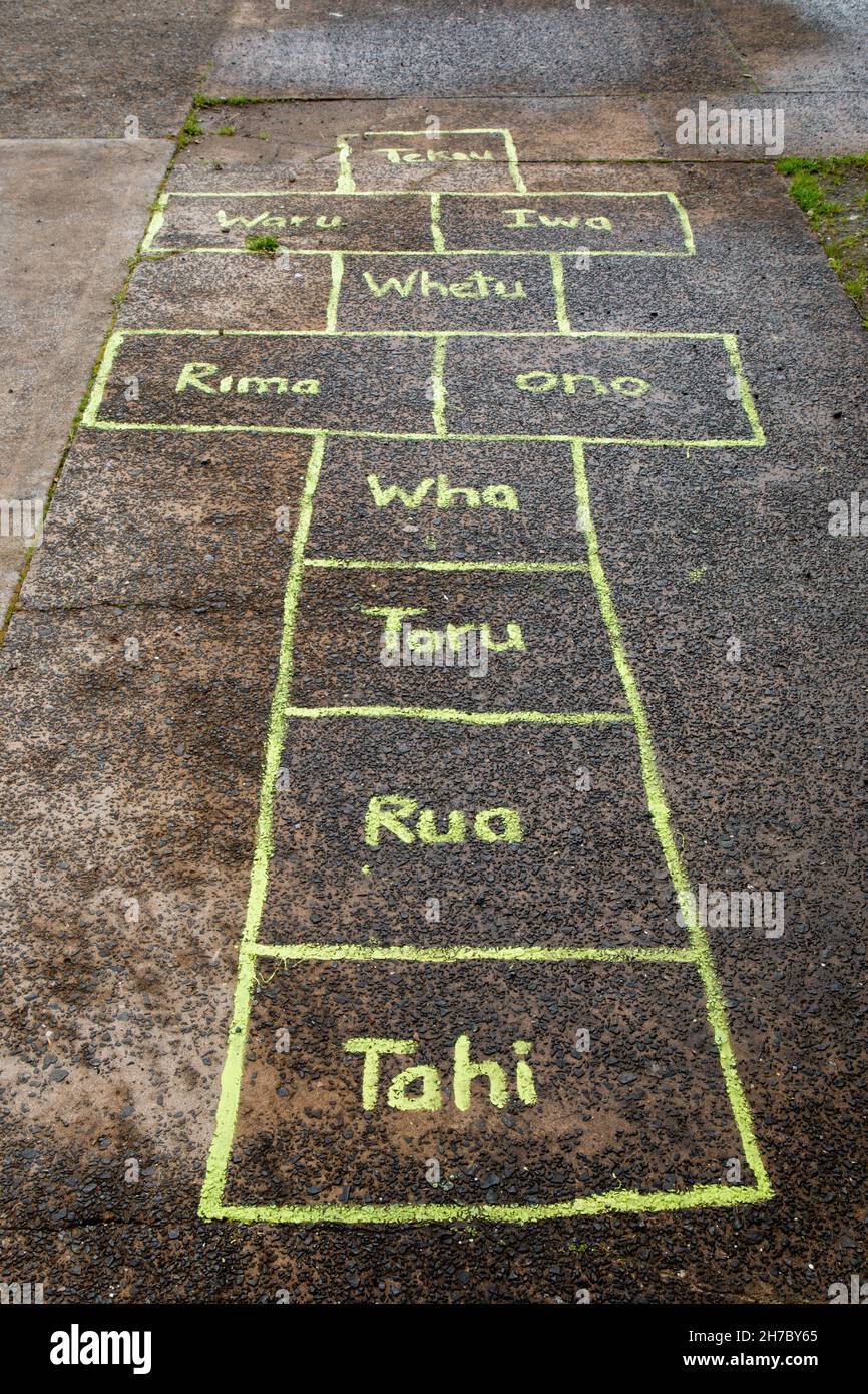 TE REO (Maori Language) Hoppscotch Spielplatzspiel am Straßenrand Stockfoto