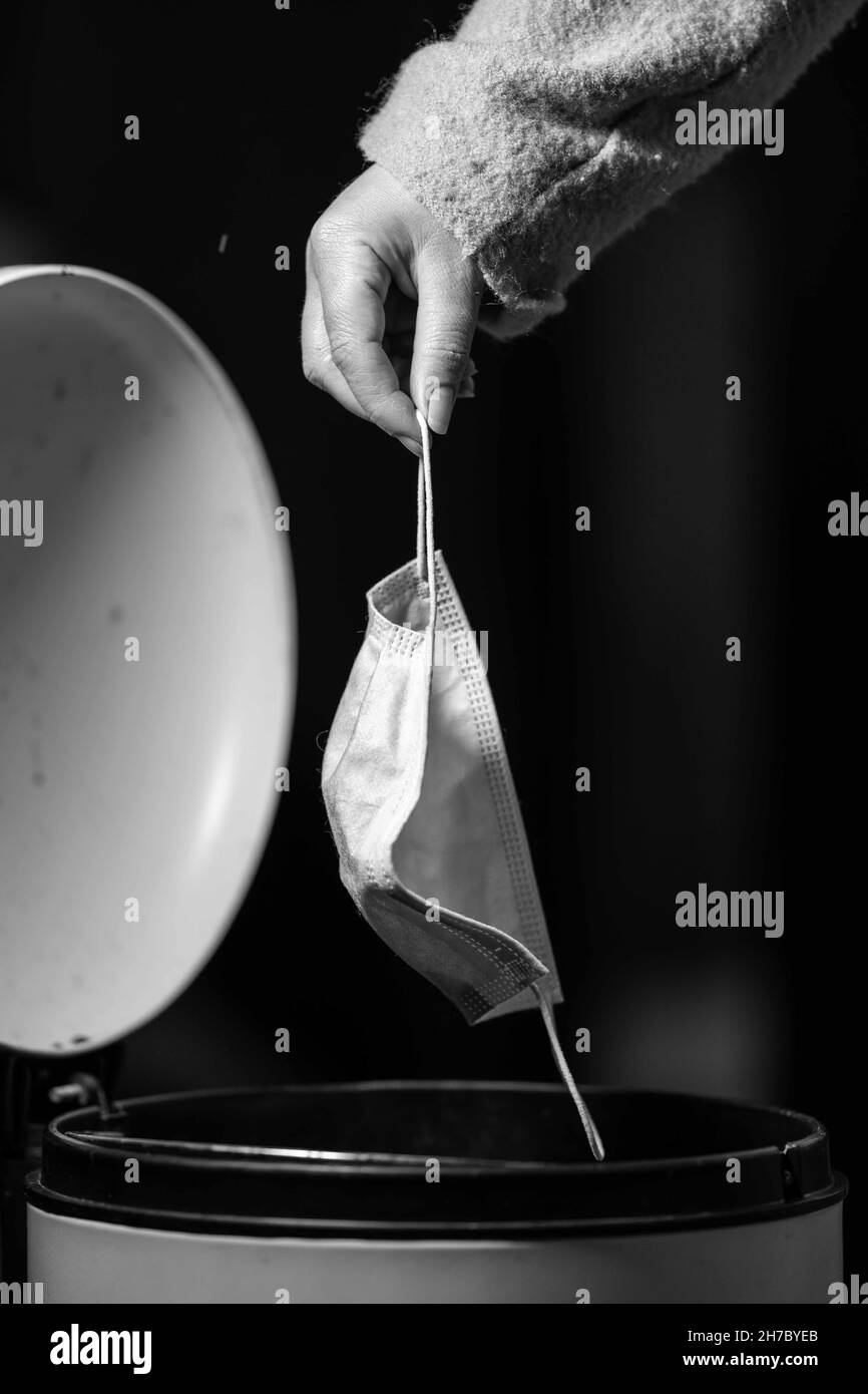 Maske in Mülleimer, Müll, Müll und Müll. Eine Sicherheitsmaske in Australien übersäen Stockfoto