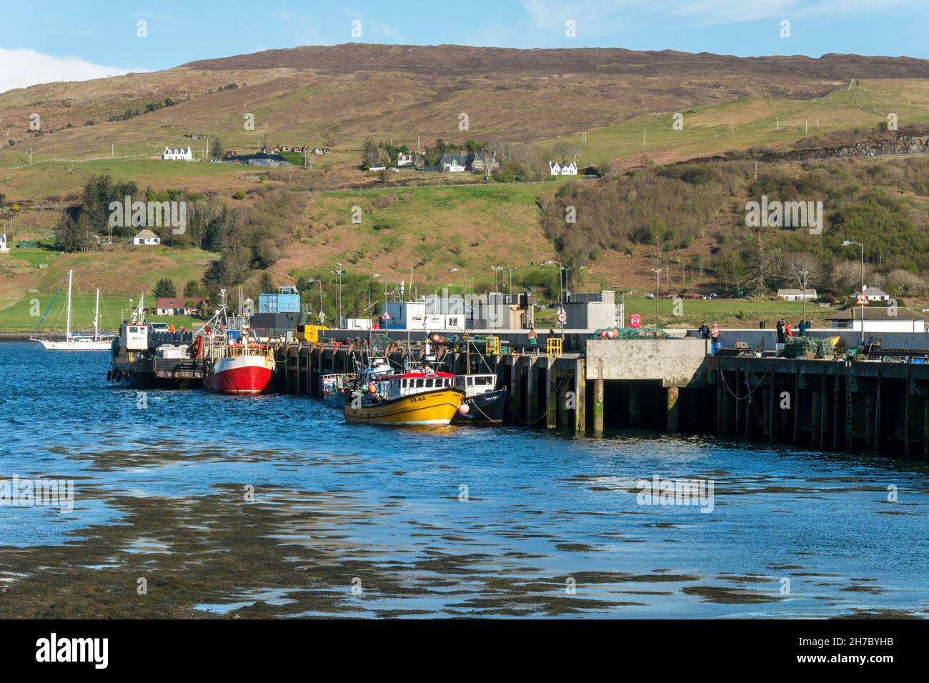 Pier und festfahrende Boote am Uig Ferry Terminal, Isle of Skye, Schottland, Großbritannien Stockfoto