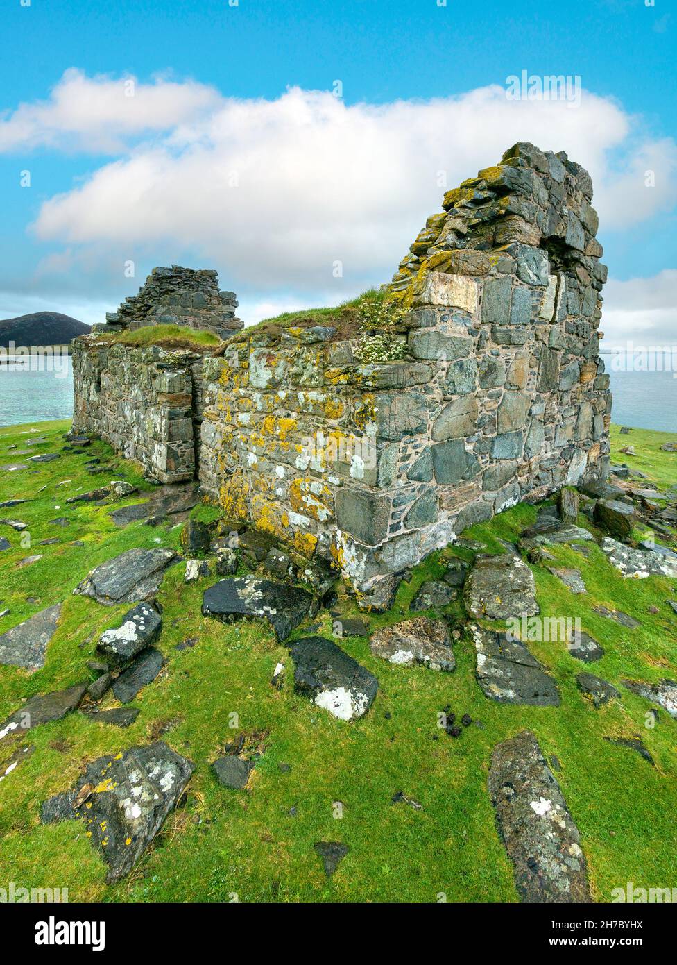 Blauer Himmel über den Ruinen der Toe Head Chapel ( Rudh an Teampuill ), Gob an Tobha, Isle of Harris, Schottland, Großbritannien Stockfoto