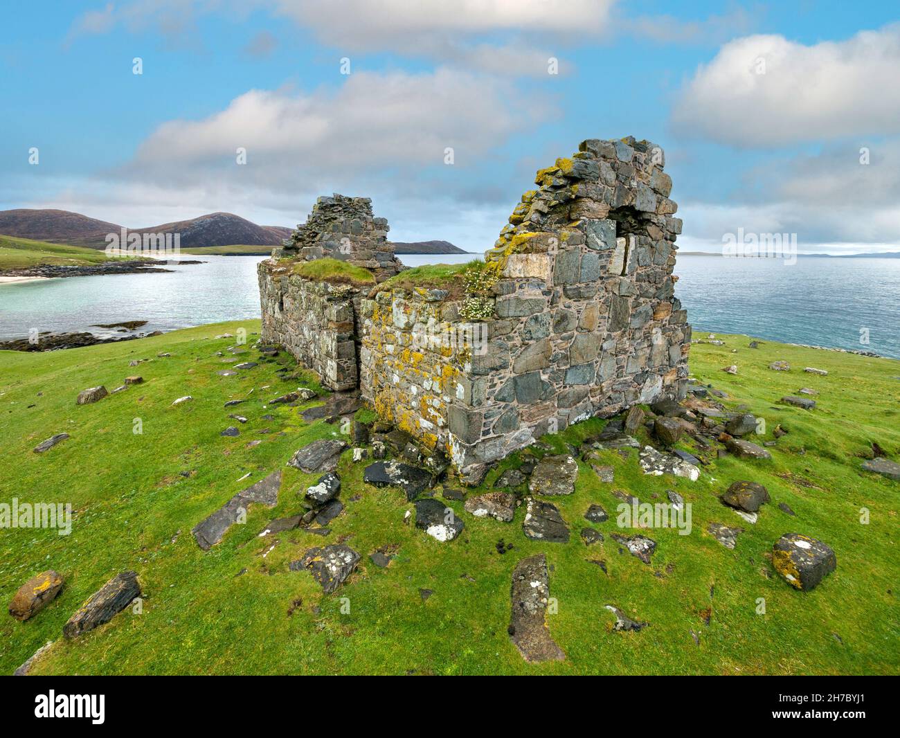 Blauer Himmel über den Ruinen der Toe Head Chapel ( Rudh an Teampuill ), Gob an Tobha, Isle of Harris, Schottland, Großbritannien Stockfoto