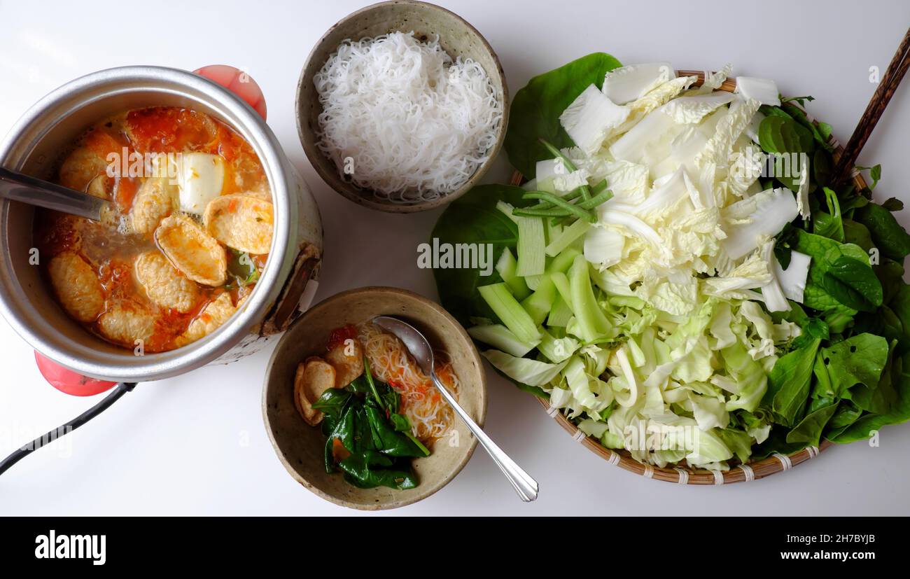 Draufsicht vietnamesische vegane Lebensmittel, grünes Gemüse Hot Pot aus Tomaten, Sojaprotein, Chilisate, Senf, Kohl, Brötchen, Spinat, gesund e Stockfoto