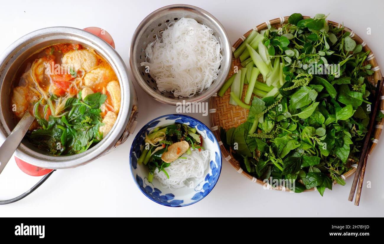 Draufsicht Vietnamesisch veganes Essen, grünes Gemüse Hotpot aus Tomaten, Sojaprotein, Chilisatte, Amaranth, Pfefferlunder, Brötchen, Spinat, gesund Stockfoto
