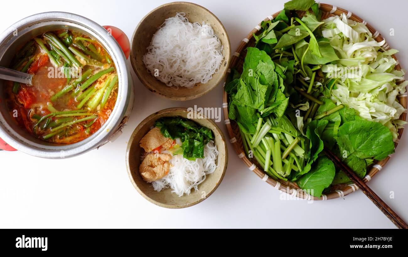 Draufsicht vietnamesische vegane Lebensmittel, grünes Gemüse Hot Pot aus Tomaten, Sojaprotein, Chilisate, Senf, Kohl, Brötchen, Spinat, gesund e Stockfoto