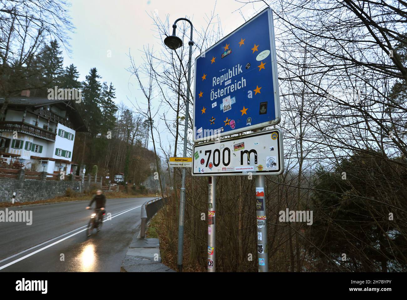 22. November 2021, Österreich, Füssen: Ein Schild markiert den nahe gelegenen Grenzübergang an der Grenze zu Österreich. Österreich geht aufgrund der massiven vierten Corona-Welle vom Montag an erneut in den Sperrungsraum über. Foto: Karl-Josef Hildenbrand/dpa Stockfoto