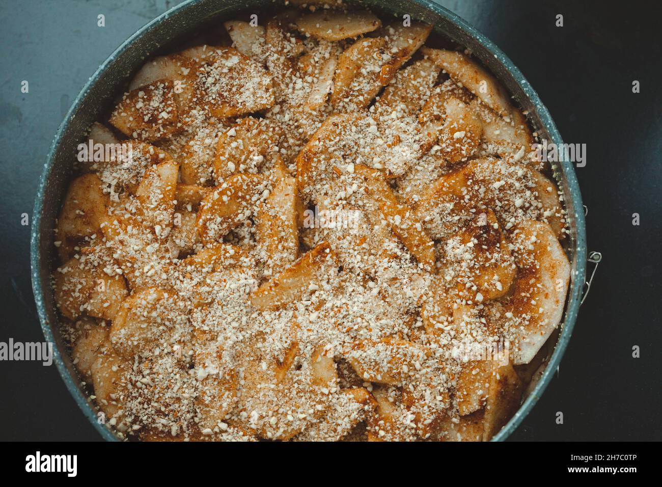 Nahaufnahme von rohem Apfelkuchen in Backform Stockfoto