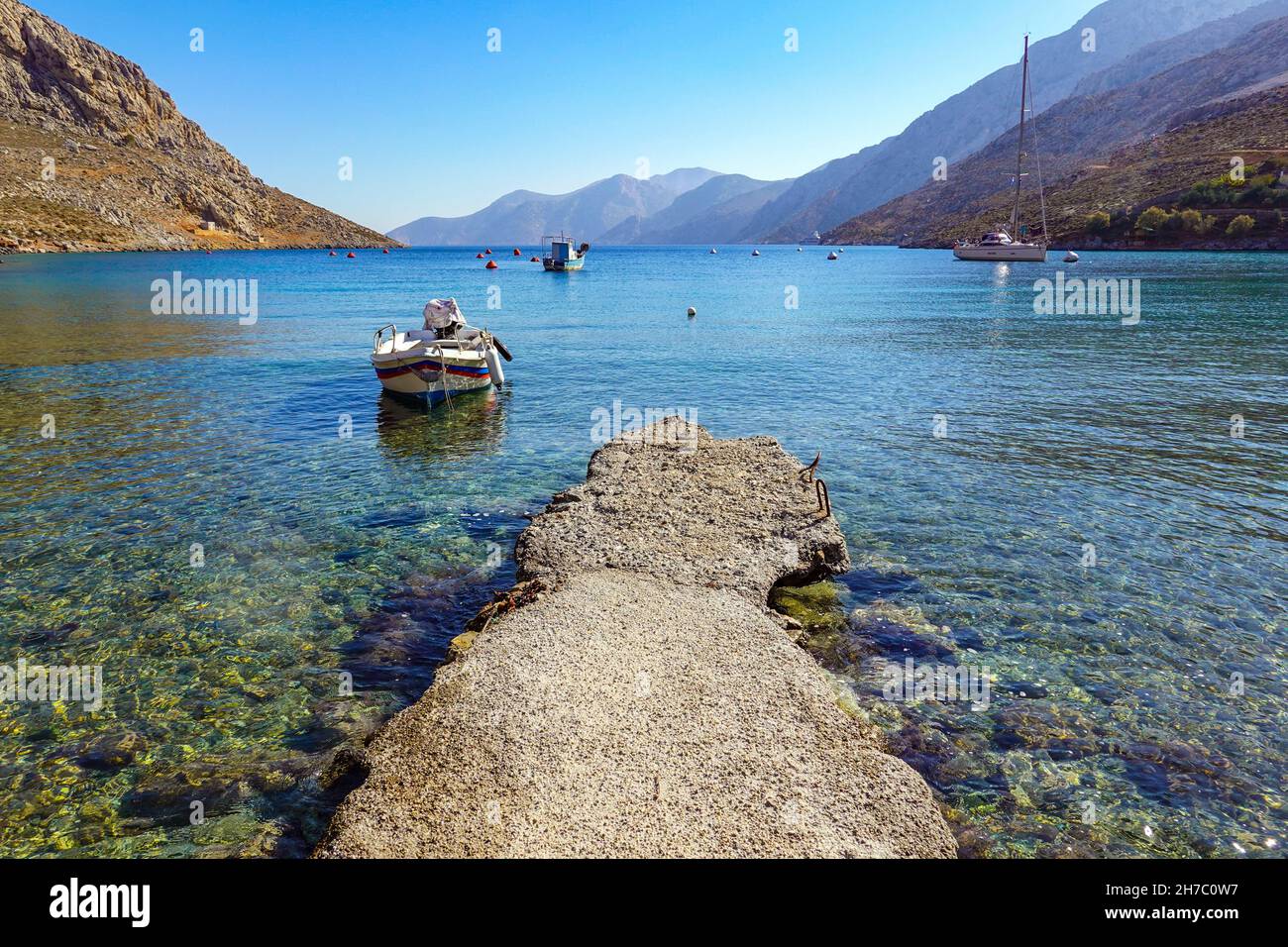 Die versteckte Bucht von Palionisos auf der griechischen Insel Kalymnos ...