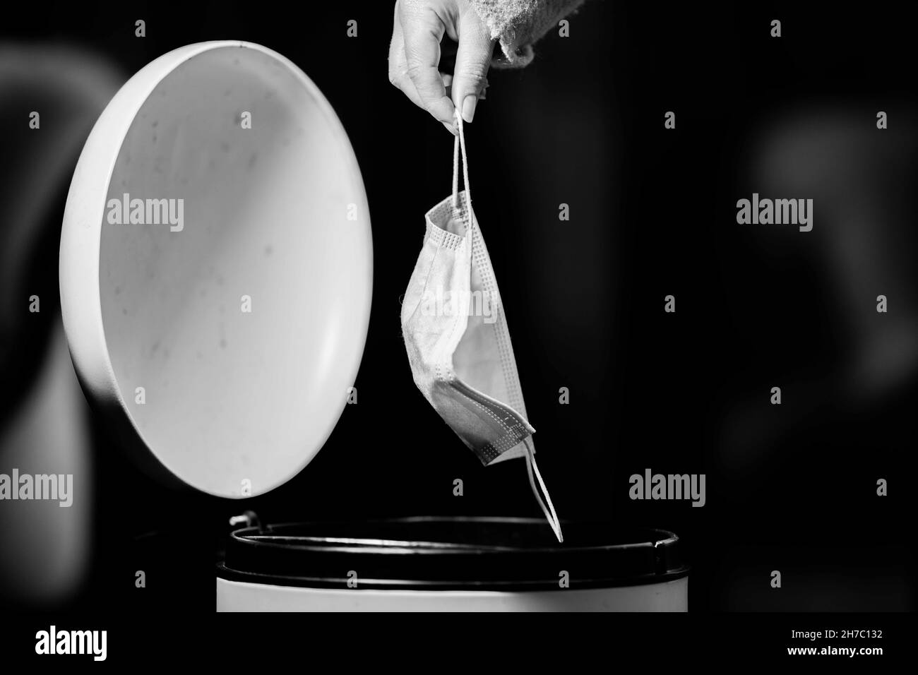 Maske in Mülleimer, Müll, Müll und Müll. Eine Sicherheitsmaske in Australien übersäen Stockfoto