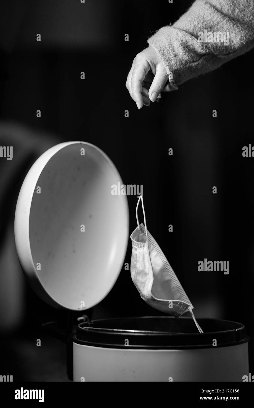 Maske in Mülleimer, Müll, Müll und Müll. Eine Sicherheitsmaske in Australien übersäen Stockfoto