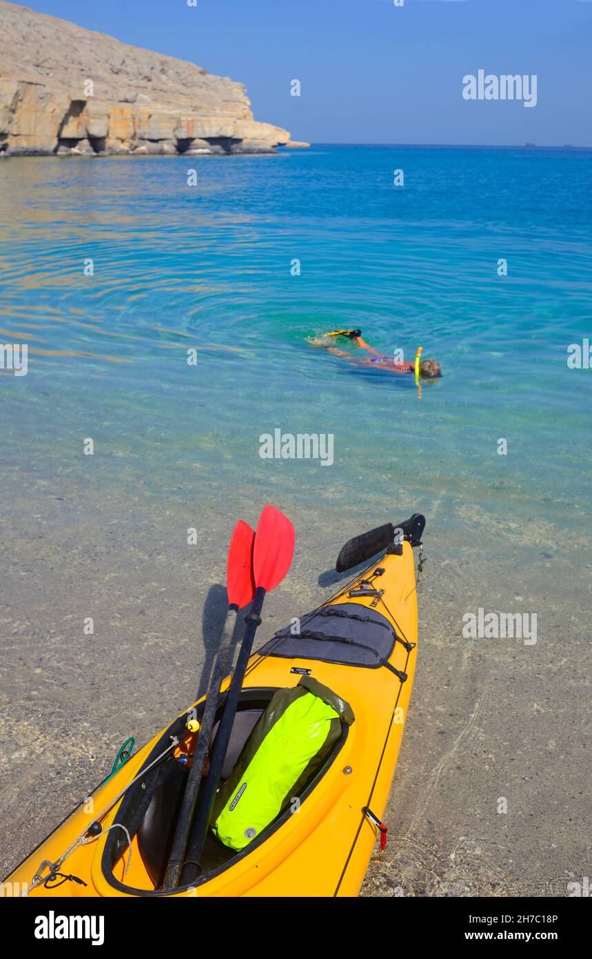 SULTANAT OMAN, MUSANDAM, MEER KAYAK REISE UND SCHNORCHELN IN DER BUCHT VON SHAM IN DER NÄHE DES DORFES KHASAB, MR Stockfoto