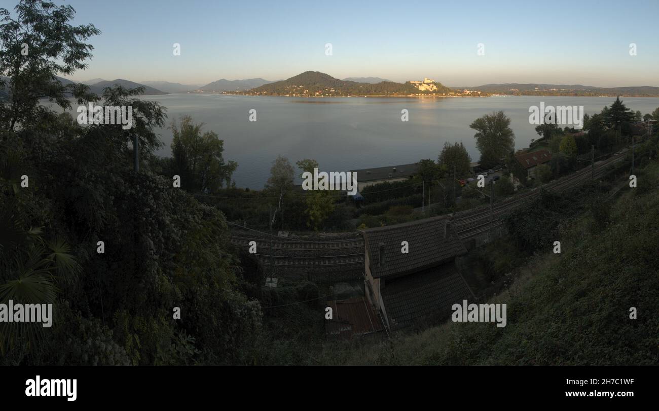 Blick über den Lago Maggiore von Arona auf die Burg Rocca di Angera Stockfoto