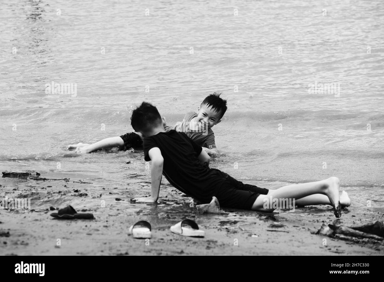 Can Tho, Vietnam - 20. November 2021. Asiatische Kinder, die am Ufer des Mekong Sand spielen Stockfoto