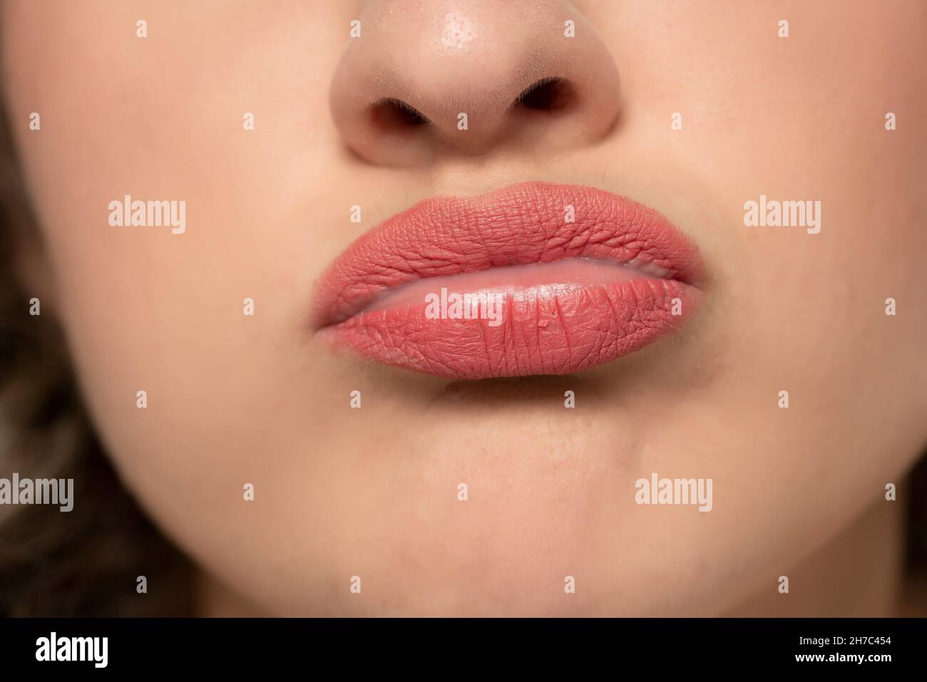 Verlieren Sie sich von Sulkyund pockerigen traurigen weiblichen Mund auf einem weißen bckground Stockfoto