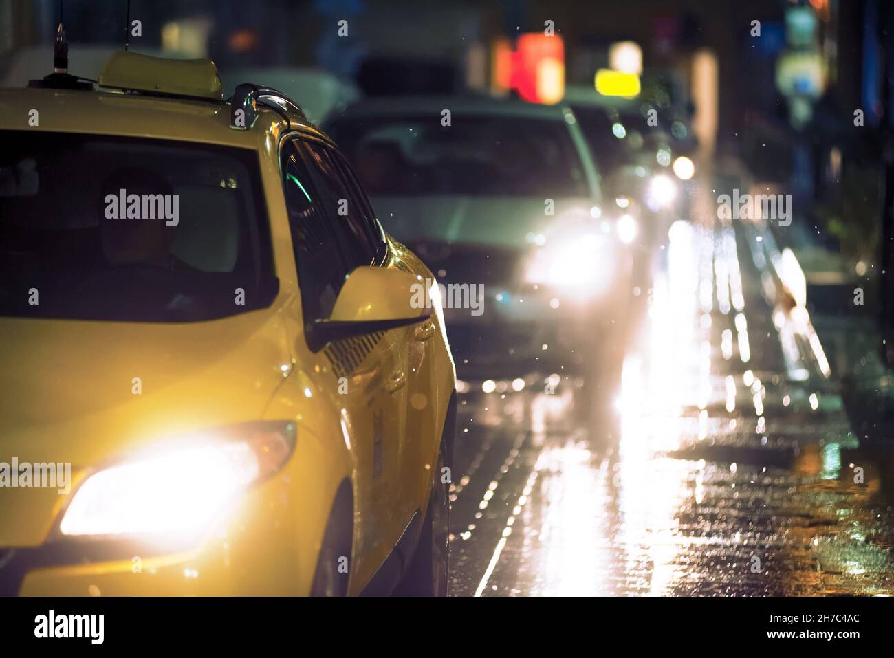 Autos auf der Nachtstraße, Regen Stockfoto