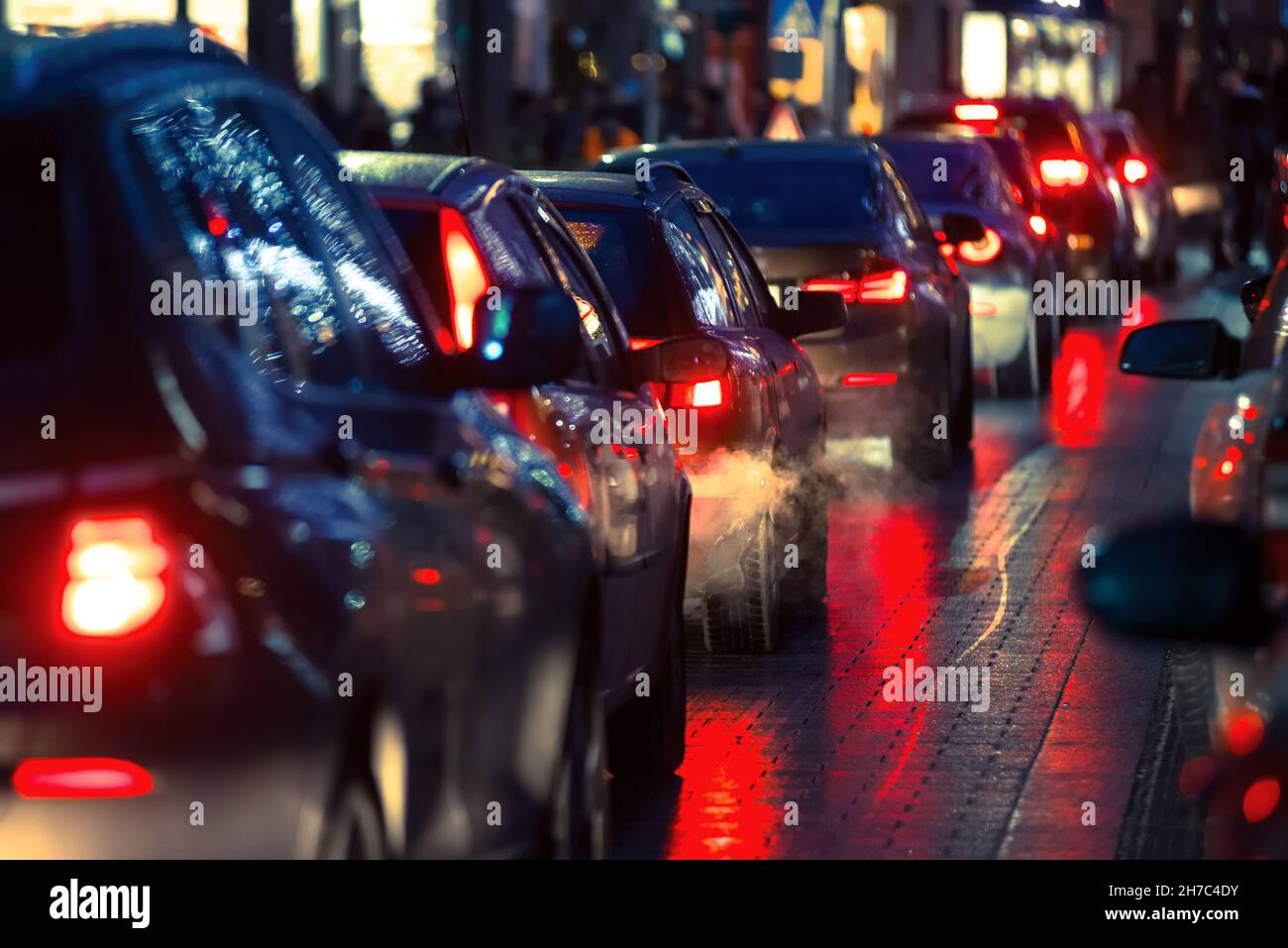 Autos stehen nachts in einer Seitenstraße im Stau Stockfoto