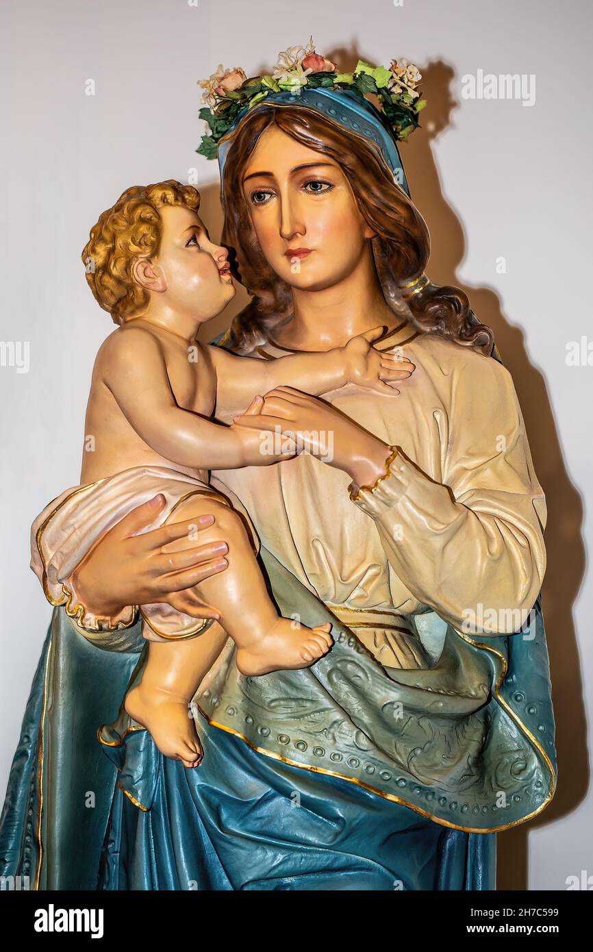 Statue von Maria und dem Jesuskind, das Maria im Monat Maria feiert