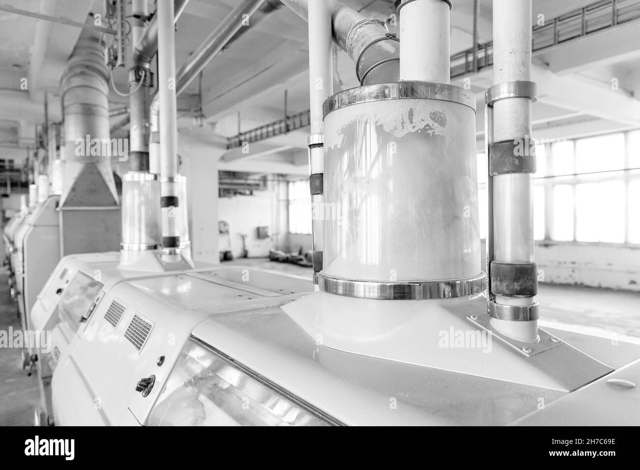 Moderne automatische Mühle für die Herstellung von weißem Mehl aus Weizen, Reis, Grieß. Industrielle Lebensmittelindustrie. Stockfoto