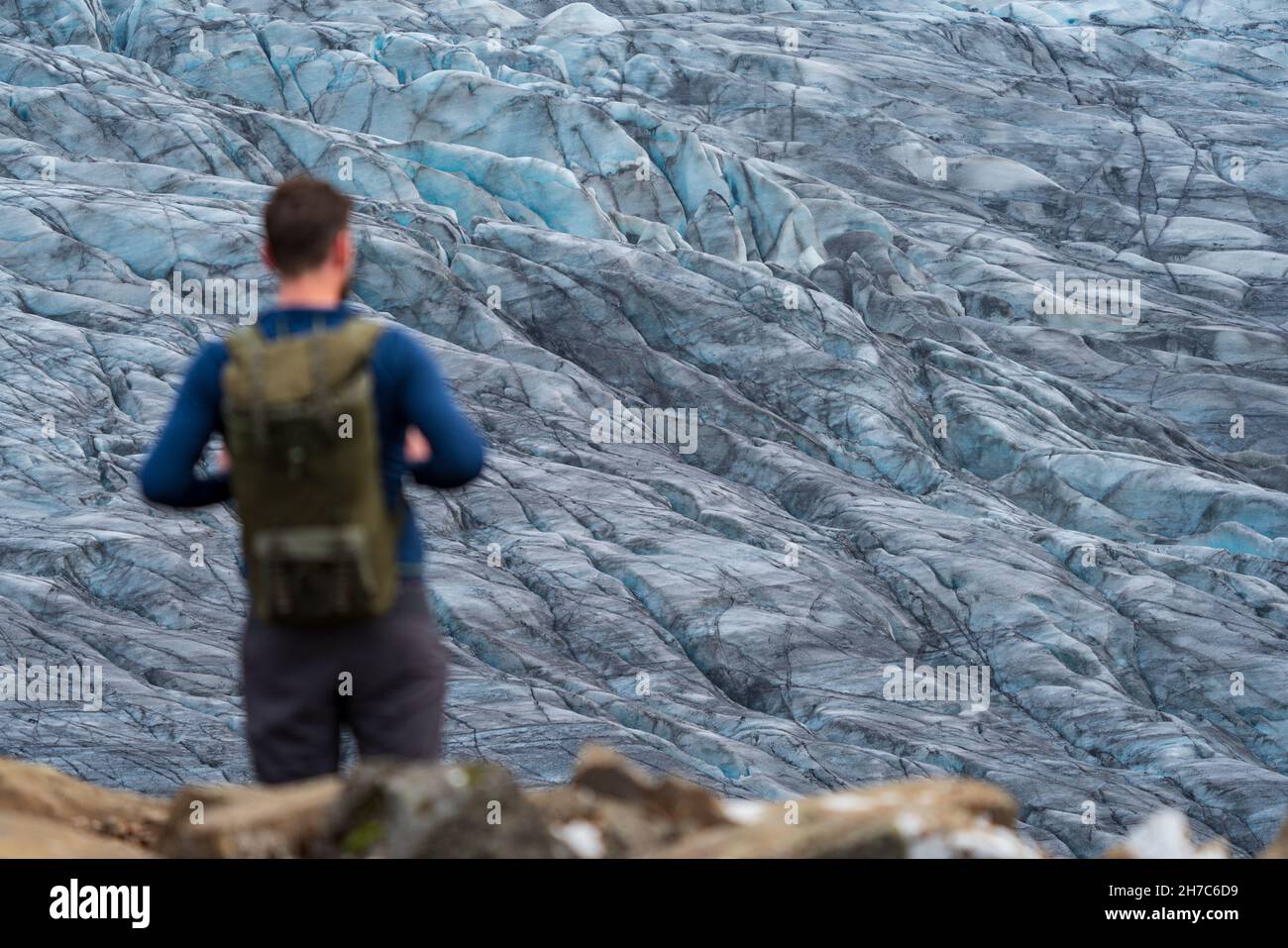 Rückansicht eines nicht erkennbaren Touristen gegen den Gletscher Stockfoto