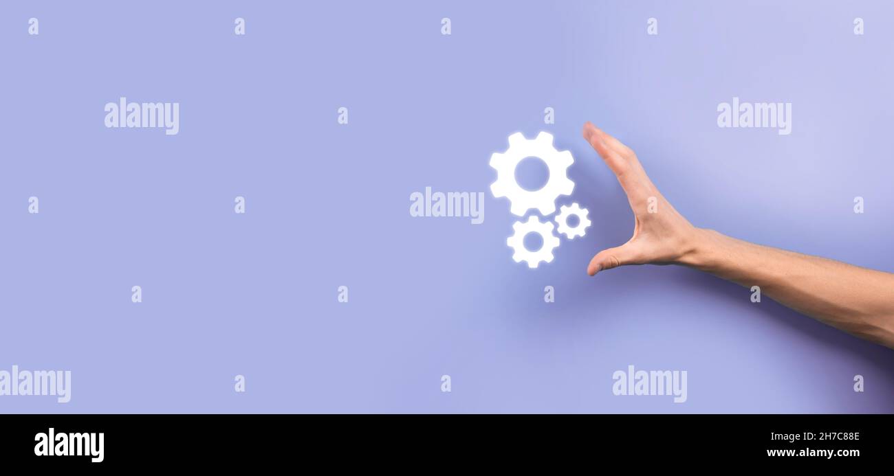 Hand hält Metall Zahnräder und Zahnräder Mechanismus der Interaktion Teamwork Konzept, Hand halten Gruppe von virtuellen Zahnräder Rad. Stockfoto
